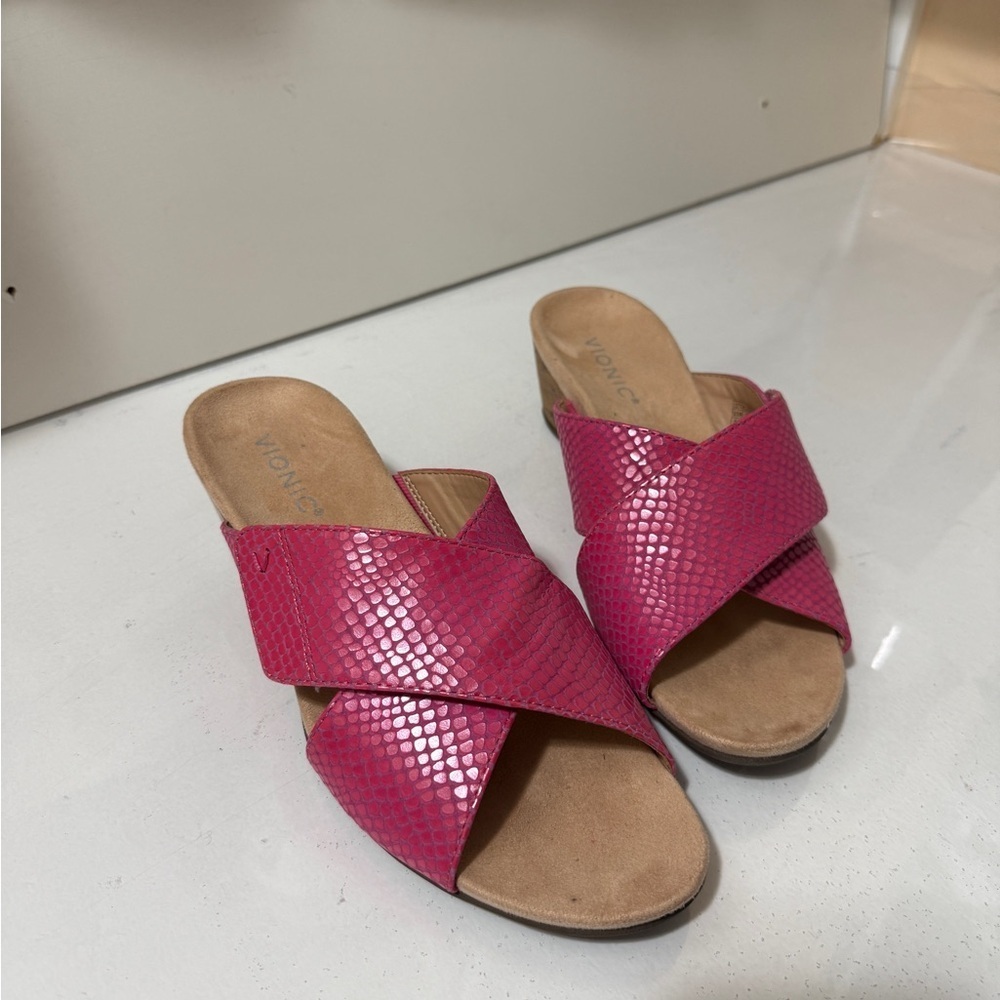 Vionic Women's Fuchsia Textured Mules in excellent conditions - Picture 3 of 16